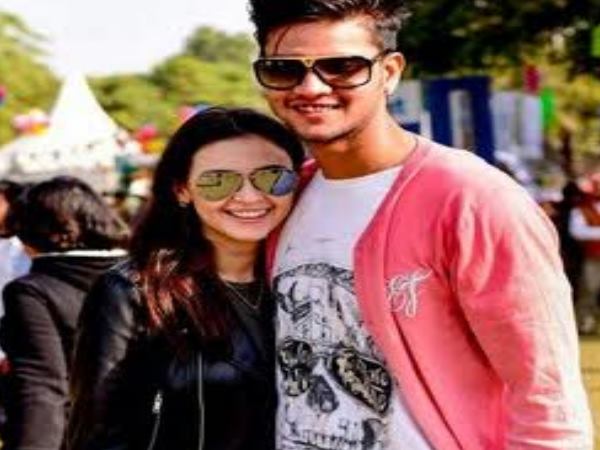 सनराइजर्स हैदराबाद: विकेट छोड़ गर्लफ्रेंड की बाहों में मिला कीपर, देखिए वायरल हुई तस्वीरें सनराइजर्स हैदराबाद: विकेट छोड़ गर्लफ्रेंड की बाहों में मिला कीपर, देखिए वायरल हुई तस्वीरें