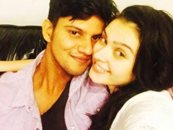 सनराइजर्स हैदराबाद: विकेट छोड़ गर्लफ्रेंड की बाहों में मिला कीपर, देखिए वायरल हुई तस्वीरें सनराइजर्स हैदराबाद: विकेट छोड़ गर्लफ्रेंड की बाहों में मिला कीपर, देखिए वायरल हुई तस्वीरें