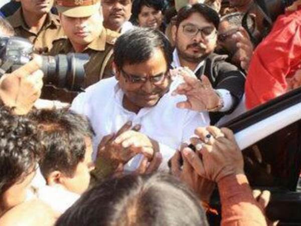 गायत्री प्रजापति केस: जांच कर रही महिला अफसर पद से हटाई गई गायत्री प्रजापति केस: जांच कर रही महिला अफसर पद से हटाई गई