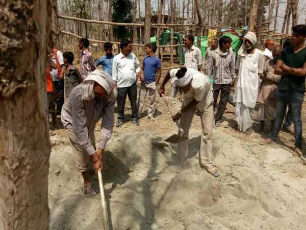 बहराइचः डॉक्टर गौरक्षा के नाम पर करता रहा ये पाप, जानिए गाय से लाभ कमाने का क्या निकाला फॉर्मूला! बहराइचः डॉक्टर गौरक्षा के नाम पर करता रहा ये पाप, जानिए गाय से लाभ कमाने का क्या निकाला फॉर्मूला!