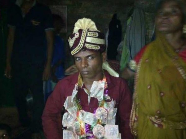 जयमाल के समय दुल्हन को पसंद नहीं आया दूल्हे का काला रंग, किया शादी से इनकार जयमाल के समय दुल्हन को पसंद नहीं आया दूल्हे का काला रंग, किया शादी से इनकार