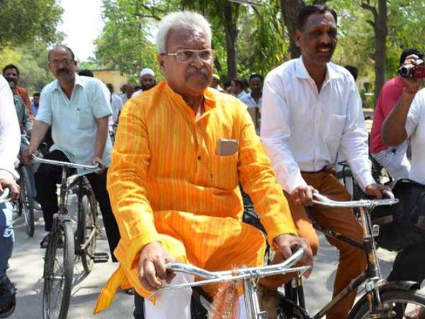 पुराने और विश्वसनीय चेहरे की तलाश में पार्टी