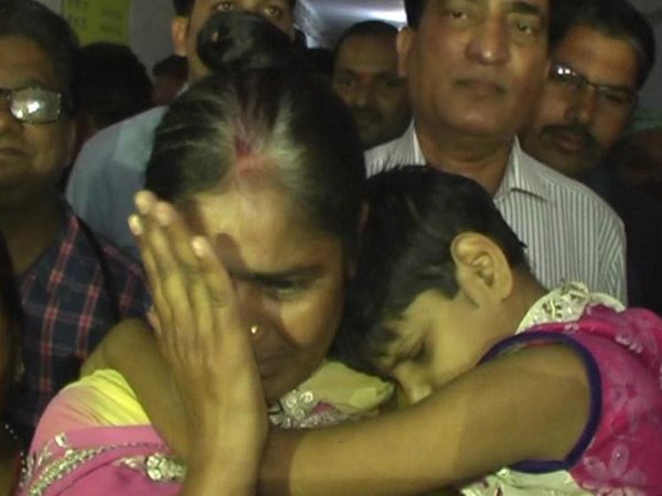 अब लखनऊ होगा 'मोगली गर्ल' का नया घर, नम आंखों से दी लोगों ने विदाई अब लखनऊ होगा 'मोगली गर्ल' का नया घर, नम आंखों से दी लोगों ने विदाई