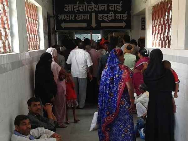 अब लखनऊ होगा 'मोगली गर्ल' का नया घर, नम आंखों से दी लोगों ने विदाई अब लखनऊ होगा 'मोगली गर्ल' का नया घर, नम आंखों से दी लोगों ने विदाई