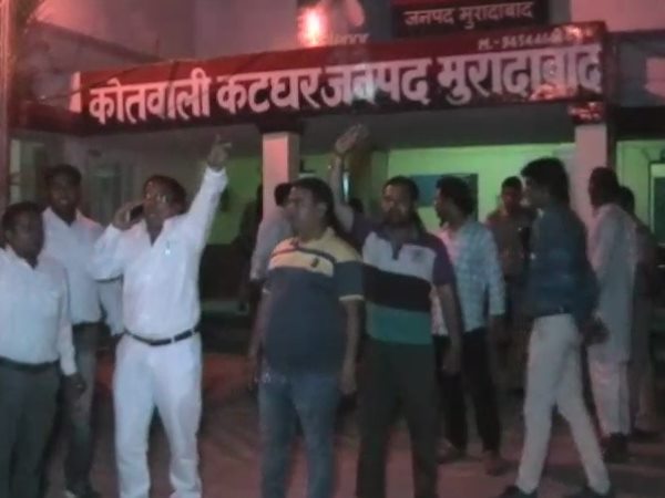 शर्मनाक: यूपी पुलिस ने जवान लड़की को छह दिन तक थाने में रखा शर्मनाक: यूपी पुलिस ने जवान लड़की को छह दिन तक थाने में रखा