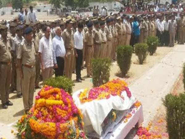 जवाहर बाग कांड: चश्मदीद ने दिया नया मोड़, शहीद एसपी सिटी और एसओ को मारी गई गोली चलाई थी पुलिस ने! जवाहर बाग कांड: चश्मदीद ने दिया नया मोड़, शहीद एसपी सिटी और एसओ को मारी गई गोली चलाई थी पुलिस ने!