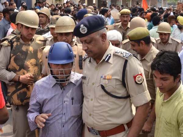 PICS: कैसे भड़का सहारनपुर का बवाल, आगजनी और तोड़फोड़ पर क्यों आमादा हुए उपद्रवी? PICS: कैसे भड़का सहारनपुर का बवाल, आगजनी और तोड़फोड़ पर क्यों आमादा हुए उपद्रवी?