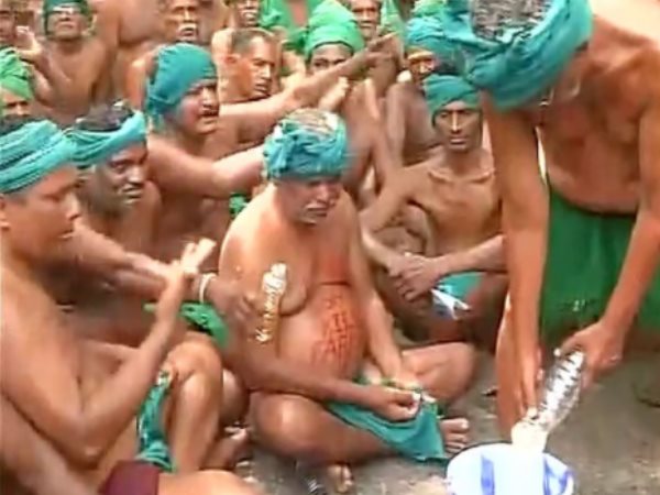 जंतर-मंतर पर तमिलनाडु के किसानों ने मूत्र पीकर किया प्रदर्शन, अब भी नहीं जागी मोदी सरकार जंतर-मंतर पर तमिलनाडु के किसानों ने मूत्र पीकर किया प्रदर्शन, अब भी नहीं जागी मोदी सरकार