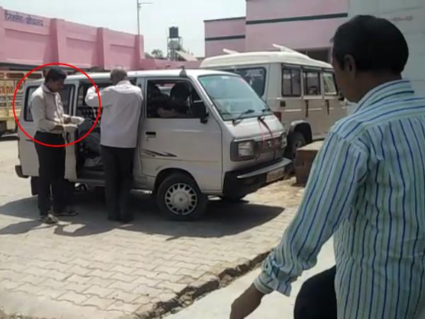 यूपी के सरकारी अस्पताल में स्वीपर कर रहा इलाज, देखिए VIDEO यूपी के सरकारी अस्पताल में स्वीपर कर रहा इलाज, देखिए VIDEO