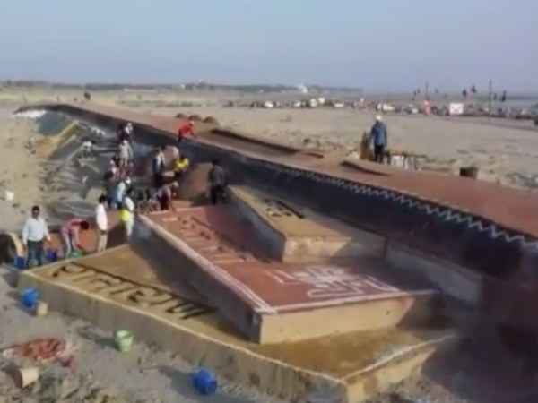 PICs: दुनिया की सबसे लंबी वीणा मां सरस्वती को अर्पित, रेत से कृलाकृति का ये देखिए अद्भुत नजारा PICs: दुनिया की सबसे लंबी वीणा मां सरस्वती को अर्पित, रेत से कृलाकृति का ये देखिए अद्भुत नजारा