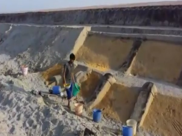 PICs: दुनिया की सबसे लंबी वीणा मां सरस्वती को अर्पित, रेत से कृलाकृति का ये देखिए अद्भुत नजारा PICs: दुनिया की सबसे लंबी वीणा मां सरस्वती को अर्पित, रेत से कृलाकृति का ये देखिए अद्भुत नजारा