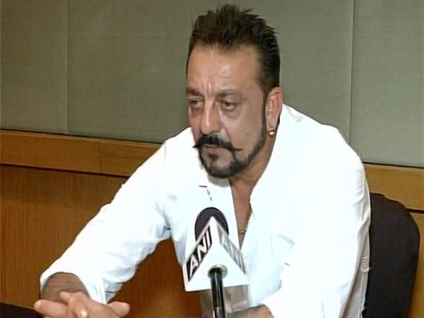 फिल्म निर्माता शकील नूरानी को धमकी देने के आरोप में संजय दत्त के खिलाफ गैर जमानती वारंट जारी फिल्म निर्माता शकील नूरानी को धमकी देने के आरोप में संजय दत्त के खिलाफ गैर जमानती वारंट जारी