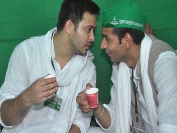 लालू के बेटे तेजस्वी और तेज प्रताप के चुनाव को कोर्ट में दी गई चुनौती, विपक्ष ने गिनाए आरोप लालू के बेटे तेजस्वी और तेज प्रताप के चुनाव को कोर्ट में दी गई चुनौती, विपक्ष ने गिनाए आरोप