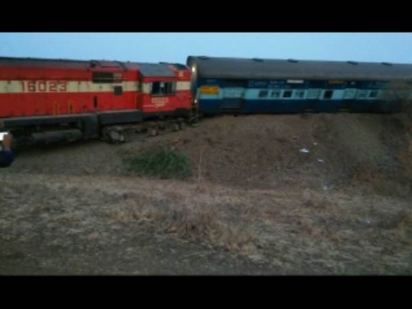 कर्नाटक में पटरी से उतरी औरंगाबाद-हैदराबाद पैसेंजर ट्रेन, बड़ा हादसा टला कर्नाटक में पटरी से उतरी औरंगाबाद-हैदराबाद पैसेंजर ट्रेन, बड़ा हादसा टला