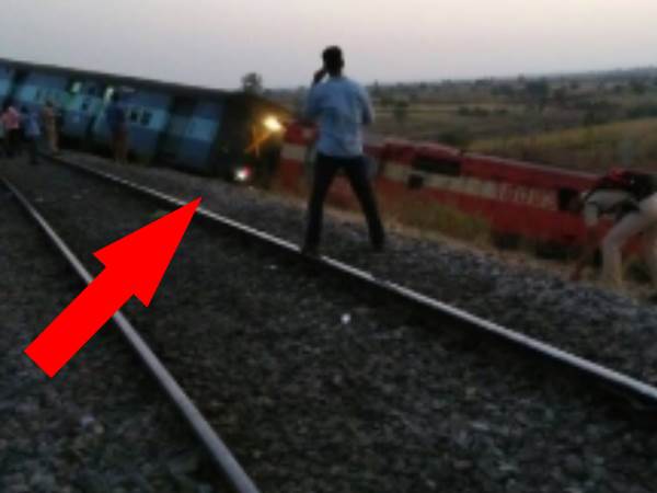 कर्नाटक में पटरी से उतरी औरंगाबाद-हैदराबाद पैसेंजर ट्रेन, बड़ा हादसा टला कर्नाटक में पटरी से उतरी औरंगाबाद-हैदराबाद पैसेंजर ट्रेन, बड़ा हादसा टला