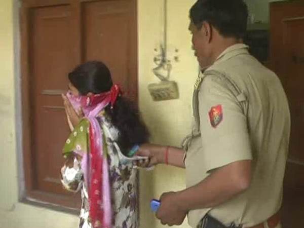 योगीराज में बेटियों की इज्जत-करियर से खेल रही पुलिस, VIDEO योगीराज में बेटियों की इज्जत-करियर से खेल रही पुलिस, VIDEO