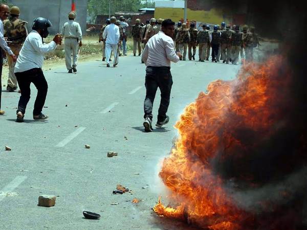 सांप्रदायिक संघर्ष के बजाय दलित-ऊंची जाति संघर्ष