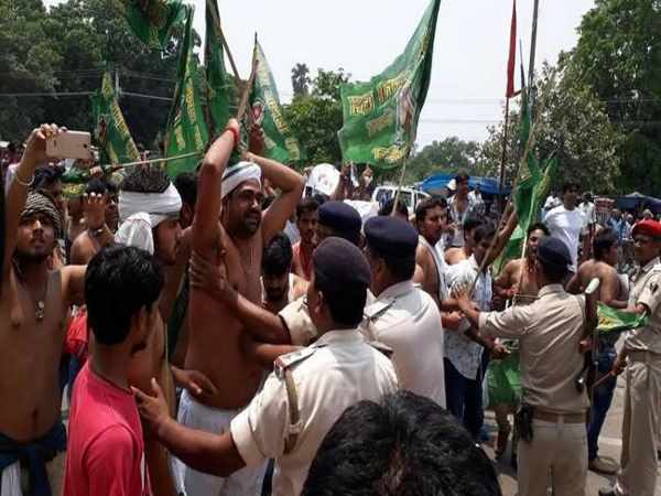 अर्धनग्न हो कर रहे थे प्रदर्शन