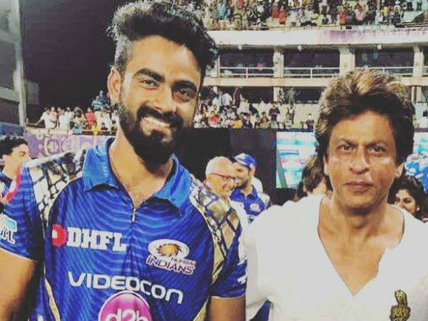 गोवा के एक सिंपल से रेस्टोरेंट में वेटर