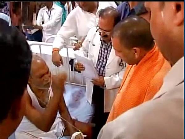 बांदा: बस पर गिरा हाइटेंशन तार, लगी आग 4 की मौत, 24 घायल बांदा: बस पर गिरा हाइटेंशन तार, लगी आग 4 की मौत, 24 घायल