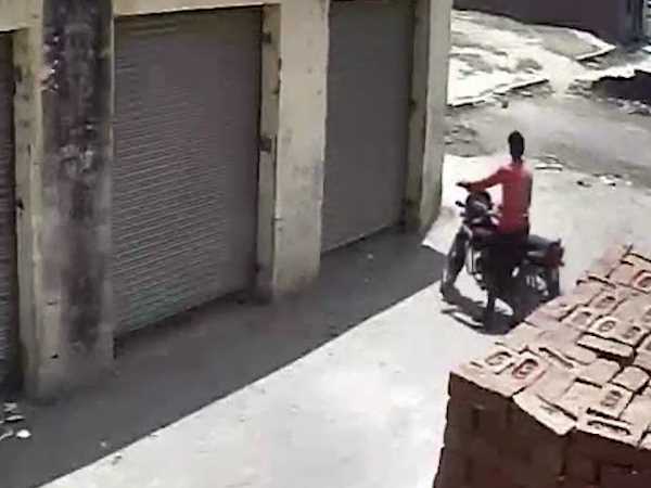 कितने शातिर तरीके से चोर घर के आगे से उठा ले गया बाइक, VIDEO कितने शातिर तरीके से चोर घर के आगे से उठा ले गया बाइक, VIDEO