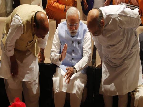 सीमा पर संघर्ष, राज्यों में रार, जश्न में सरकार! सीमा पर संघर्ष, राज्यों में रार, जश्न में सरकार!