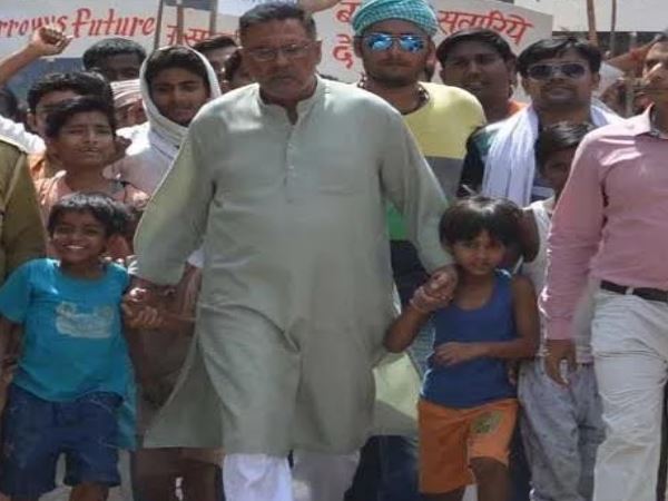 इतनी भीड़ लेकर बच्चों के लिए सड़क पर उतरे बोमन ईरानी, देखिए VIDEO इतनी भीड़ लेकर बच्चों के लिए सड़क पर उतरे बोमन ईरानी, देखिए VIDEO