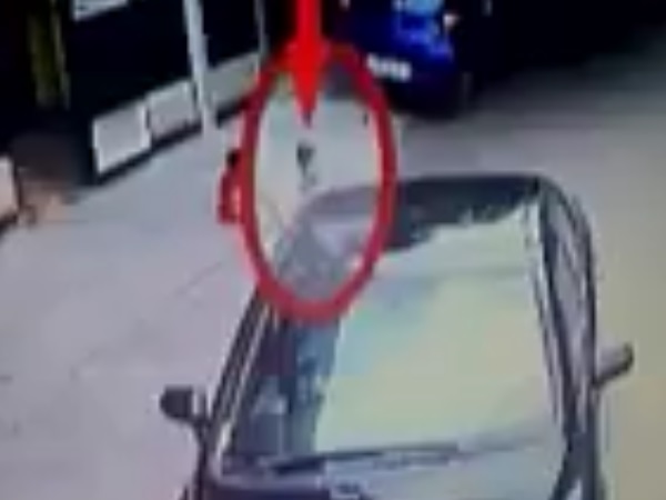 चौंकाने वाले हादसे में बच्चे के ऊपर से गुजर गई कार, फिर क्या हुआ...देखिए पूरा वीडियो... चौंकाने वाले हादसे में बच्चे के ऊपर से गुजर गई कार, फिर क्या हुआ...देखिए पूरा वीडियो...