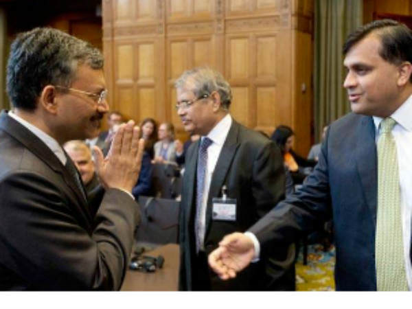 ICJ में पाक अधिकारी से हाथ मिलाने से भारतीय राजनयिक का इनकार, सिर्फ नमस्कार से दिया जवाब ICJ में पाक अधिकारी से हाथ मिलाने से भारतीय राजनयिक का इनकार, सिर्फ नमस्कार से दिया जवाब