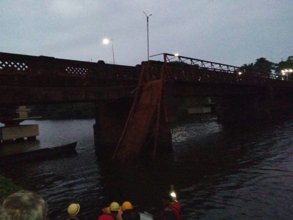 गोवा: करचोरम में टूटा पुल, 50 लोग नदी में गिरे गोवा: करचोरम में टूटा पुल, 50 लोग नदी में गिरे