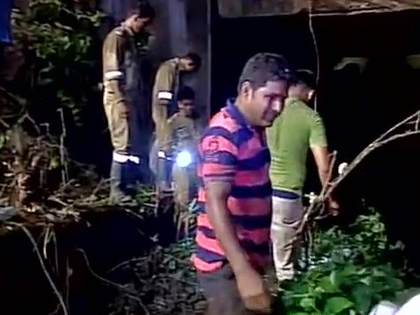 दक्षिणी गोवा में एक पुल टूट जाने से बड़ी दुर्घटना हो गई है। दक्षिणी गोवा में एक पुल टूट जाने से बड़ी दुर्घटना हो गई है।