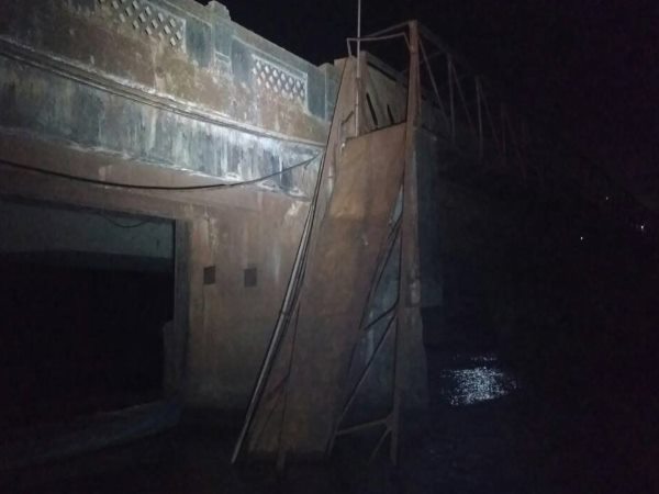 गोवा: करचोरम में टूटा पुल, 50 लोग नदी में गिरे गोवा: करचोरम में टूटा पुल, 50 लोग नदी में गिरे