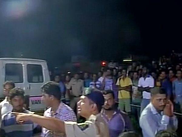 गोवा में बड़ा हादसा: पुल टूटने से 50 लोग नदी में गिरे, गृहमंत्री ने सीएम पर्रिकर से की फोन पर बात गोवा में बड़ा हादसा: पुल टूटने से 50 लोग नदी में गिरे, गृहमंत्री ने सीएम पर्रिकर से की फोन पर बात
