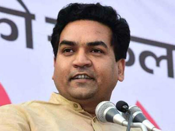 हरीश गुप्ता और कपिल मिश्रा ने भी उठाए थे सवाल