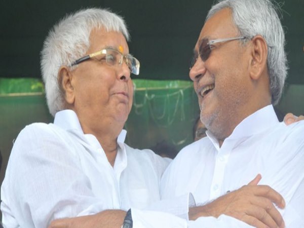 लालू-नीतीश के बीच हो रही है प्रेशर पॉलिटिक्स, जानिए सीक्रेट लालू-नीतीश के बीच हो रही है प्रेशर पॉलिटिक्स, जानिए सीक्रेट