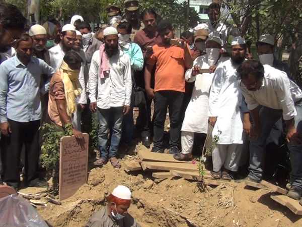 मेरठ के इकरार ने हिंदू से किया था निकाह, कब्र खोदकर निकाला शव मेरठ के इकरार ने हिंदू से किया था निकाह, कब्र खोदकर निकाला शव