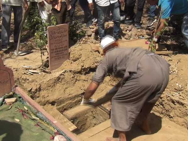 मेरठ के इकरार ने हिंदू से किया था निकाह, कब्र खोदकर निकाला शव मेरठ के इकरार ने हिंदू से किया था निकाह, कब्र खोदकर निकाला शव