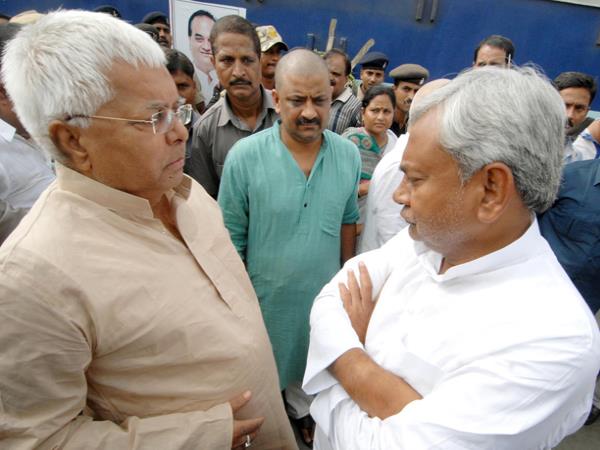 लालू-नीतीश के बीच हो रही है प्रेशर पॉलिटिक्स, जानिए सीक्रेट लालू-नीतीश के बीच हो रही है प्रेशर पॉलिटिक्स, जानिए सीक्रेट