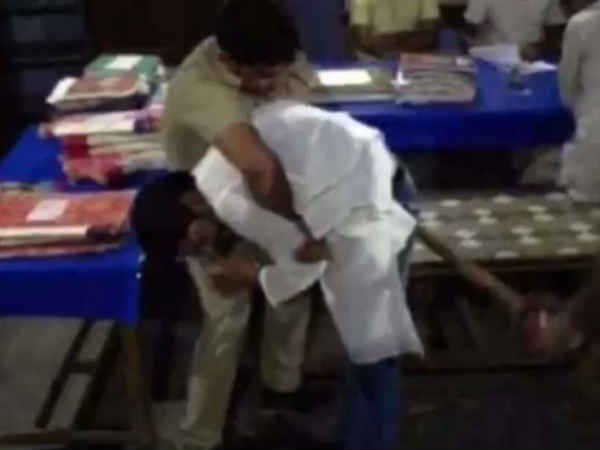 बदायूं के थाने में दारोगा ने सपा नेता को झुका-झुकाकर लाठियों से मारा, VIDEO वायरल बदायूं के थाने में दारोगा ने सपा नेता को झुका-झुकाकर लाठियों से मारा, VIDEO वायरल