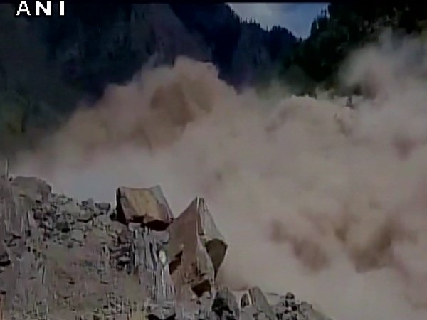 उत्तराखंड: बद्रीनाथ के पास भूस्खलन, 15 हजार यात्री फंसे उत्तराखंड: बद्रीनाथ के पास भूस्खलन, 15 हजार यात्री फंसे