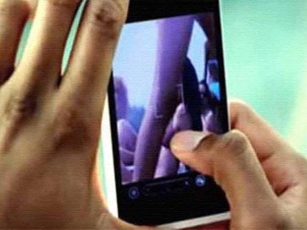 पॉर्न क्लिप चलाने का आरोप