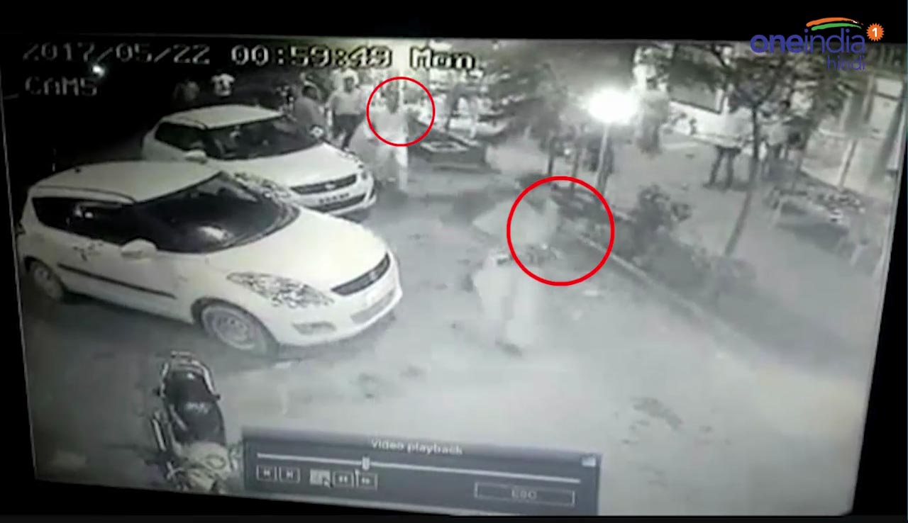 खनन माफिया ने दौड़ाकर पीटे दो पुलिस वाले, वीडियो वायरल खनन माफिया ने दौड़ाकर पीटे दो पुलिस वाले, वीडियो वायरल