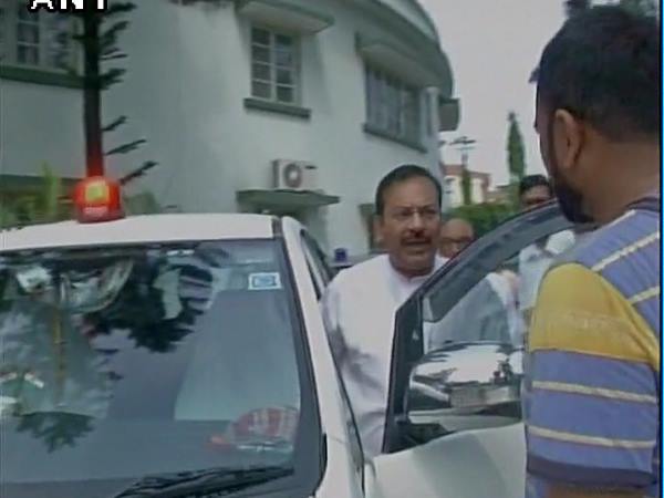 मोदी के आदेश की नाफरमानी कर रहे हैं ममता सरकार के मंत्री मोदी के आदेश की नाफरमानी कर रहे हैं ममता सरकार के मंत्री
