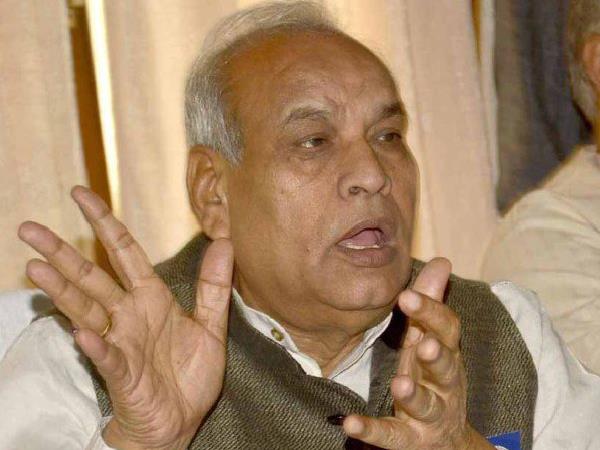 कमरे से बाहर भागे मंत्री जी