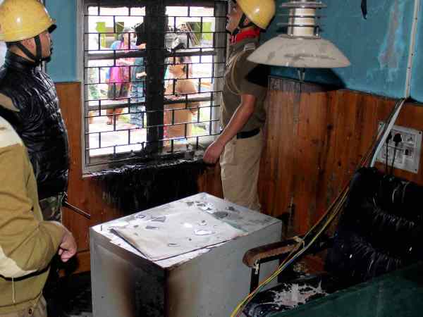 सरकारी ऑफिसों में जमकर काटा बवाल
