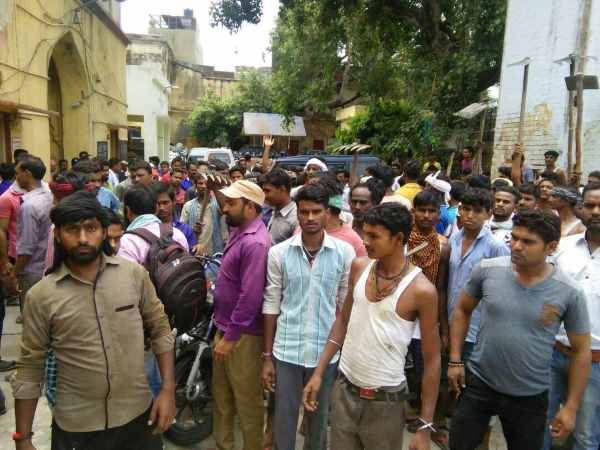समर्थकों के आते ही जोश में आए नेता जी