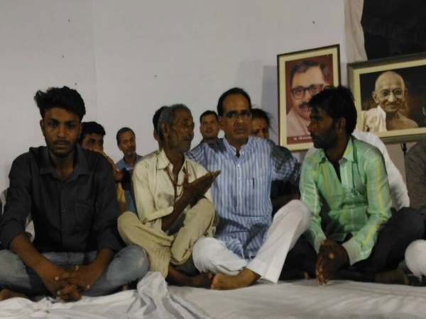 शिवराज के साथ मंच पर थे सत्यनारायण के पिता
