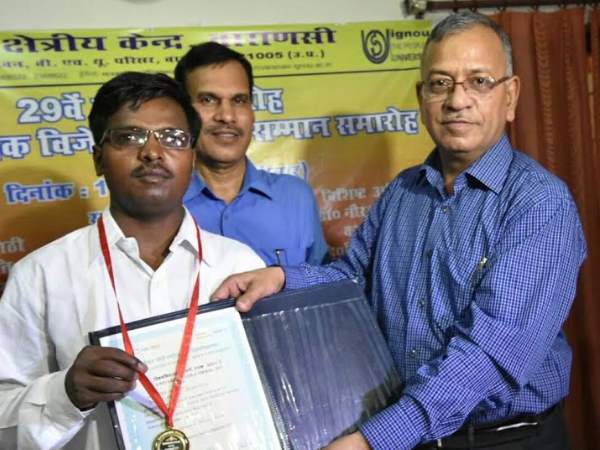 सुरेश ने कड़ी मेहनत से की पढ़ाई