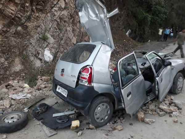 ऑल्टो कार के ऊपर गिरी चट्टान