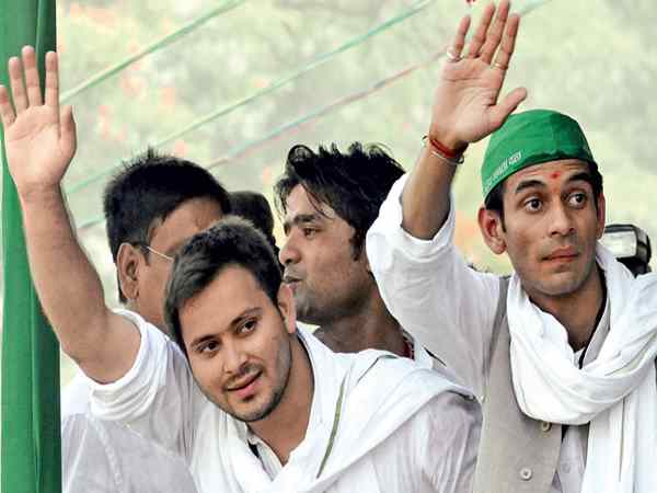 8 साल की बच्ची के साथ कर रहे थे छेड़खानी